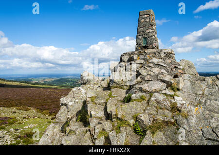 Le trig point à Manstone Rock sur la crête Stiperstones, Shropshire, England, UK. Banque D'Images