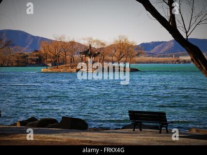 Banc de parc, lac incroyable et une île au milieu Banque D'Images