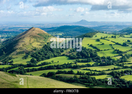 L'Lawley Hill et le Wrekin depuis le sommet de la CAER Caradoc Hill, près de Church Stretton, Shropshire, England, UK Banque D'Images