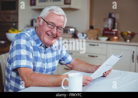 Portrait of senior man with newspaper Banque D'Images