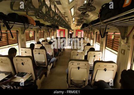 Sri Lanka, Colombo, les voyages en train, les passagers de deuxième classe sur la route de la ville Banque D'Images