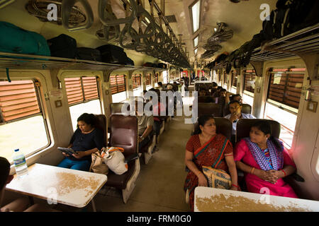 Sri Lanka, Colombo, les voyages en train, les passagers de deuxième classe sur la route de la ville Banque D'Images