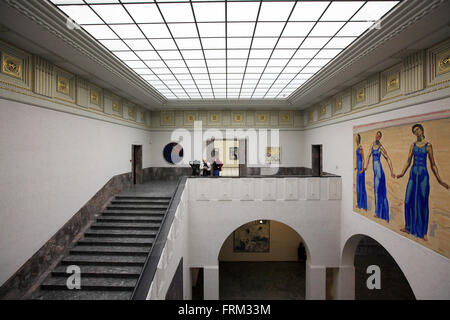 Les escaliers principaux avec vue sur la fresque à l'infini par Ferdinand Hodler dans le musée des Beaux-Arts du Kunsthaus de Zurich, Suisse Banque D'Images