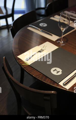 Réglage de la table de la salle à manger du restaurant HILTL le monde plus vieux restaurant végétarien à Zurich, Suisse Banque D'Images