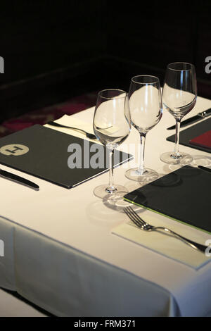 Réglage de la table de la salle à manger du restaurant HILTL le monde plus vieux restaurant végétarien à Zurich, Suisse Banque D'Images