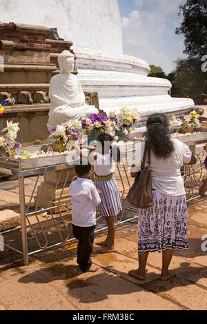 Anuradhapura, Sri Lanka, Mirisaveti Mirisavetiya, dagoba, dévots, laissant les offres des fleurs de lotus Banque D'Images