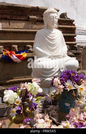 Anuradhapura, Sri Lanka, Mirisaveti Mirisavetiya, dagoba, fleurs de lotus, comme offrandes gauche Banque D'Images