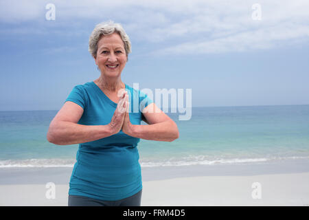 Portrait of senior woman in lotus position Banque D'Images
