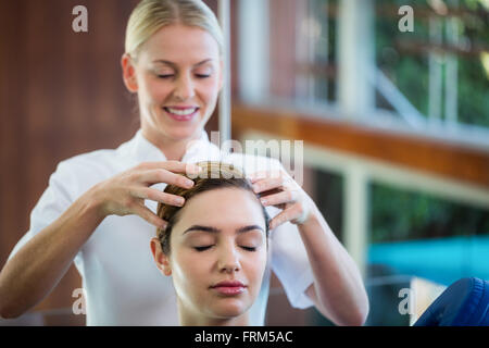 Femme de la réception d'un massage de la tête Banque D'Images