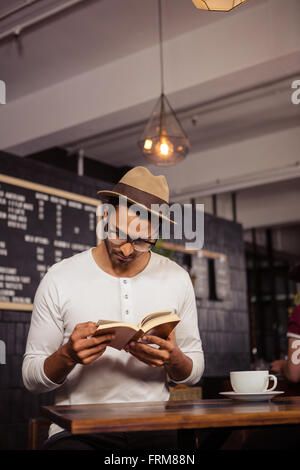 Man reading a book Banque D'Images
