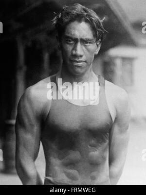 Duke Kahanamoku, le légendaire "père de la surf' et un multi-médaillé olympique est honoré dans le temple de la renommée du surf, le Swimming Hall of Fame et le Temple de la renommée olympique du Canada. Banque D'Images