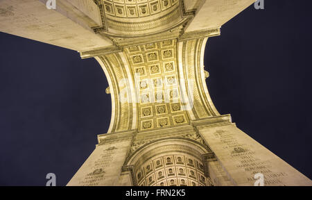 Arc de Triomphe Vue de dessous la nuit Banque D'Images