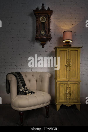 Still Life of vintage fauteuil beige, jaune meuble, sol horloge à pendule et allumé la lampe de table sur un sol en bois Banque D'Images