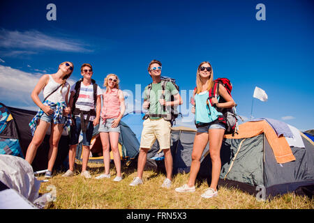 Les adolescents en face de tentes avec des sacs à dos, summer festival Banque D'Images