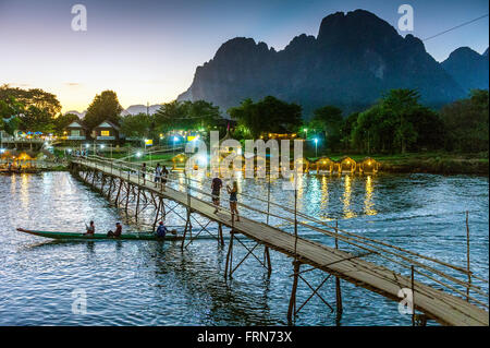 L'Asie. L'Asie du Sud-Est. Le Laos. Province de Vang Vieng. Vang Vieng. Pont de bambou sur la rivière Nam Song. Banque D'Images