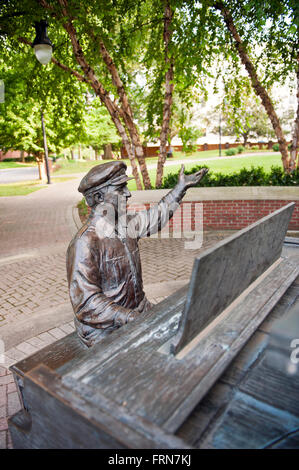 Owen Bradley Statue, Owen Bradley Park à l'Est de la place de la musique, Nashville, Tennessee, USA Banque D'Images