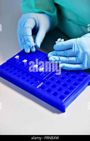 Détail avec medic mains travailler avec les tubes dans un laboratoire médical Banque D'Images