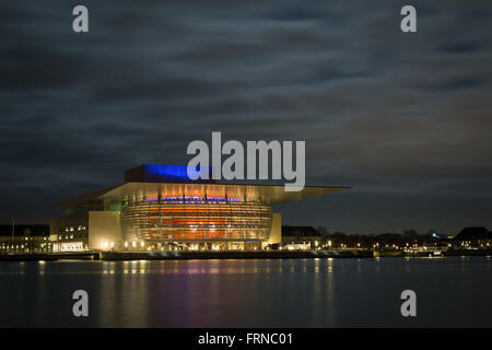 Copenhague, Danemark - Mars 22, 2016 : l'Opéra de nuit. Design by Henning Larsen. Banque D'Images