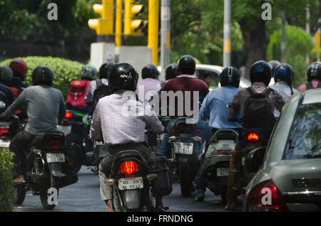 Les motos dans le trafic, Delhi, Inde Banque D'Images