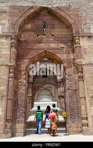 Les touristes à Qutub Minar, complexe (dépêche écrite, Delhi, Inde Banque D'Images