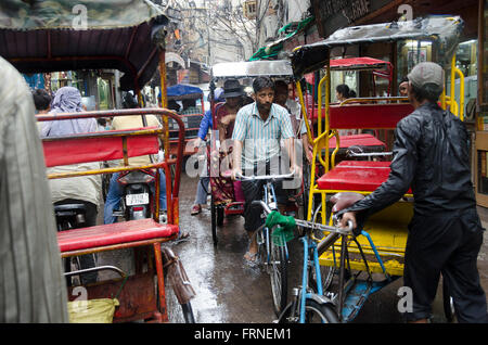 Les pousse-pousse dans la rue, Chandni Chowk, Old Delhi, Inde. Banque D'Images