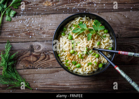 Chow mein : nouilles frites avec du poulet et légumes close-up Vue de dessus horizontale. Banque D'Images