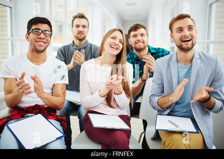 Applaudissant après lecture Banque D'Images