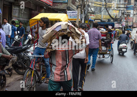 Les pousse-pousse et les piétons en rue, Chandni Chowk, Old Delhi, Inde. Banque D'Images