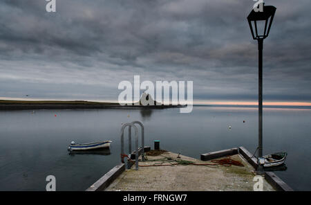 Holy Island et le château qui défendait le port, Château de Lindisfarne Banque D'Images