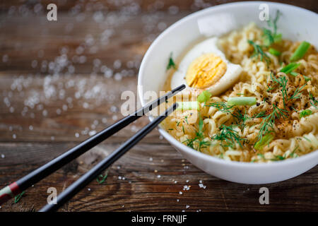 Nouilles asiatiques avec de l'oignon vert et oeuf dur Banque D'Images