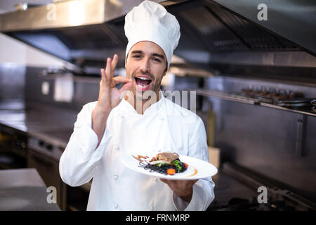 Beau chef presenting meal Banque D'Images