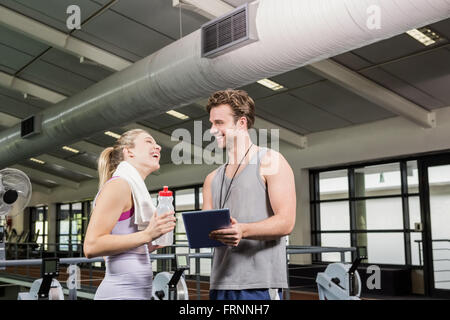 Femme parlant à son entraîneur après l'entraînement Banque D'Images