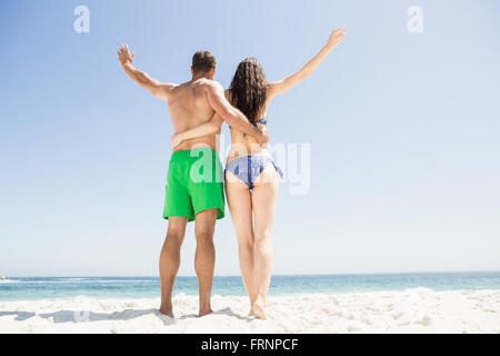 Couple avec le bras autour de l'autre Banque D'Images