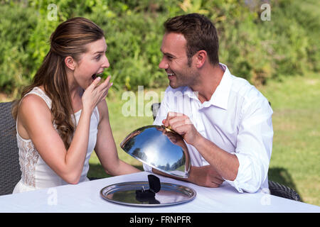 Man holding cloche femme tout en proposant Banque D'Images