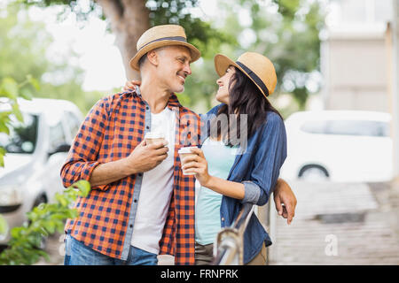 Couple heureux avec du café Banque D'Images