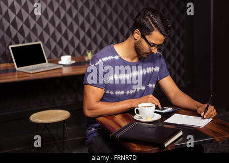 Man taking notes Banque D'Images