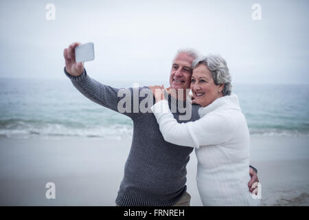 Prendre un couple sur la plage selfies Banque D'Images