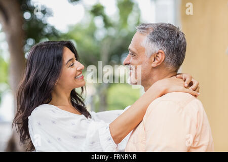 Couple à l'autre tout en embrassant Banque D'Images