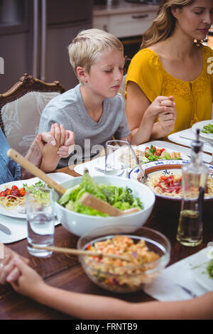 Family en priant à table à manger Banque D'Images