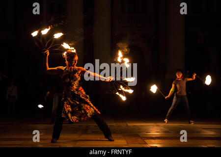 Sofia, Bulgarie - Mars 19, 2016 : les artistes-interprètes sont des torches en rotation pendant l'exécution d'un spectacle de feu le soir pour célébrer l'internat Banque D'Images