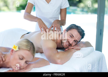 Man receiving massage masseur de dos Banque D'Images