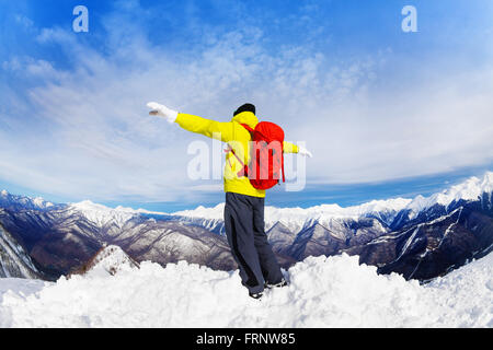 Homme randonneur sur haut de snow mountain peak Banque D'Images