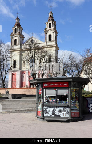 VILNIUS, LITUANIE - Mars 13, 2016 : Petite boutique moderne nouveau generatioin 'Lietuvos Spauda' pour la vente de journaux et magazines o Banque D'Images