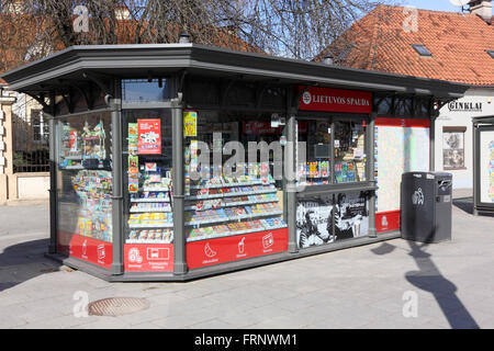 VILNIUS, LITUANIE - Mars 13, 2016 : nouveau shop generatioin moderne 'Lietuvos Spauda' pour la vente de journaux, boissons, restauration rapide Banque D'Images