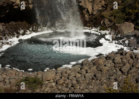 Taranaki Falls sont tumbling sur le bord d'une année 15000 ancienne coulée dans le Parc National de Tongariro en Nouvelle-Zélande. Banque D'Images