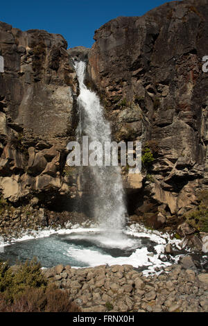 Taranaki Falls sont tumbling sur le bord d'une année 15000 ancienne coulée dans le Parc National de Tongariro en Nouvelle-Zélande. Banque D'Images