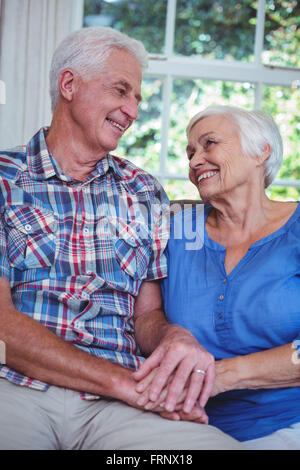 Happy senior couple holding hands at home Banque D'Images