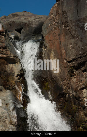Taranaki Falls sont tumbling sur le bord d'une année 15000 ancienne coulée dans le Parc National de Tongariro en Nouvelle-Zélande. Banque D'Images