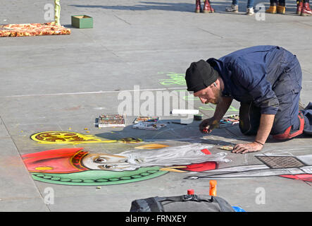 Londres, Angleterre, Royaume-Uni. Artiste de rue à Trafalgar Square faisant une photo de Saint Patrick sur St Patrick's Day, 2016 Banque D'Images