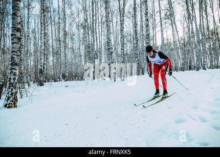 Skieur sportif fille rides sur la voie en bois style classique Banque D'Images